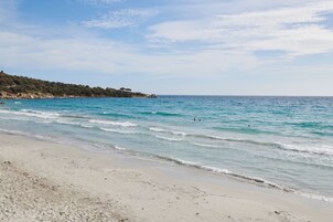 En la playa, arena blanca
