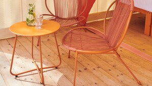 A wooden-framed tent with two orange metal chairs and a small round table. - LAVITA Camp - Cagliari Villasimius (Quartu Sant'Elena)