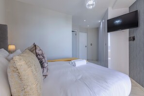 2 bedrooms, iron/ironing board, internet, bed sheets