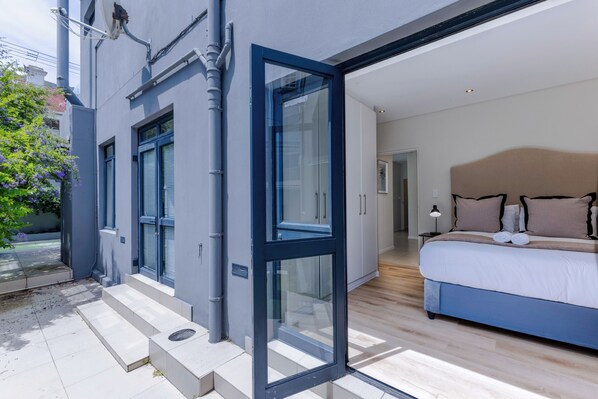 3 bedrooms, iron/ironing board, internet, bed sheets