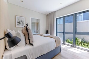 3 bedrooms, iron/ironing board, internet, bed sheets