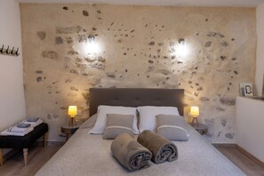 1 bedroom, iron/ironing board, free WiFi - Charming modern apartment in a quiet Provencal house in Eyragues Alpilles (Eyragues)