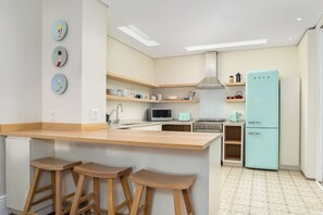 Geladeira, micro-ondas, fogão, cooktop