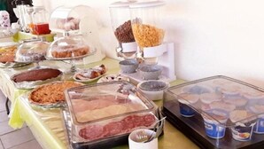 Um buffet com diversos alimentos e acompanhamentos.