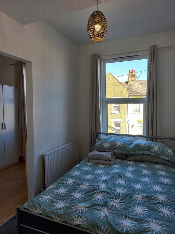 1 bedroom, desk, free WiFi, bed sheets - Ensuite Double Bedroom (London)
