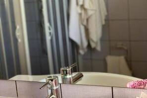 Dusj, hårføner, bidé og håndklær