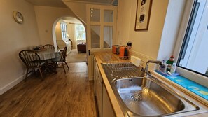 Kühlschrank, Mikrowelle, Ofen, Geschirrspüler