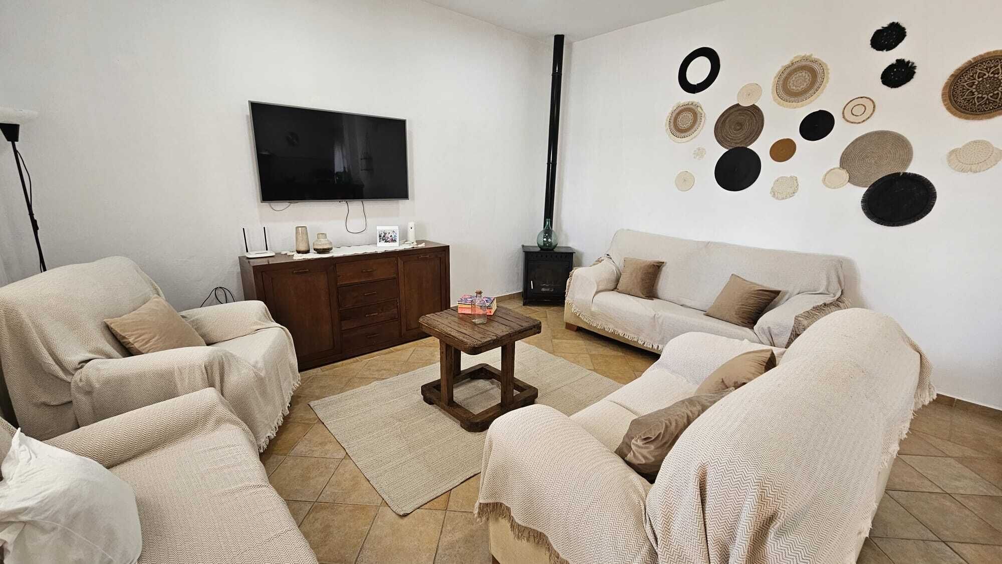 Televisión y chimenea 