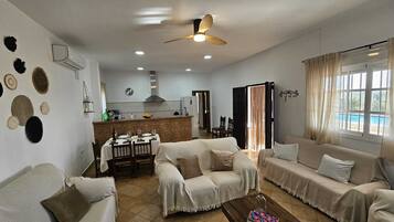 Televisie en een open haard