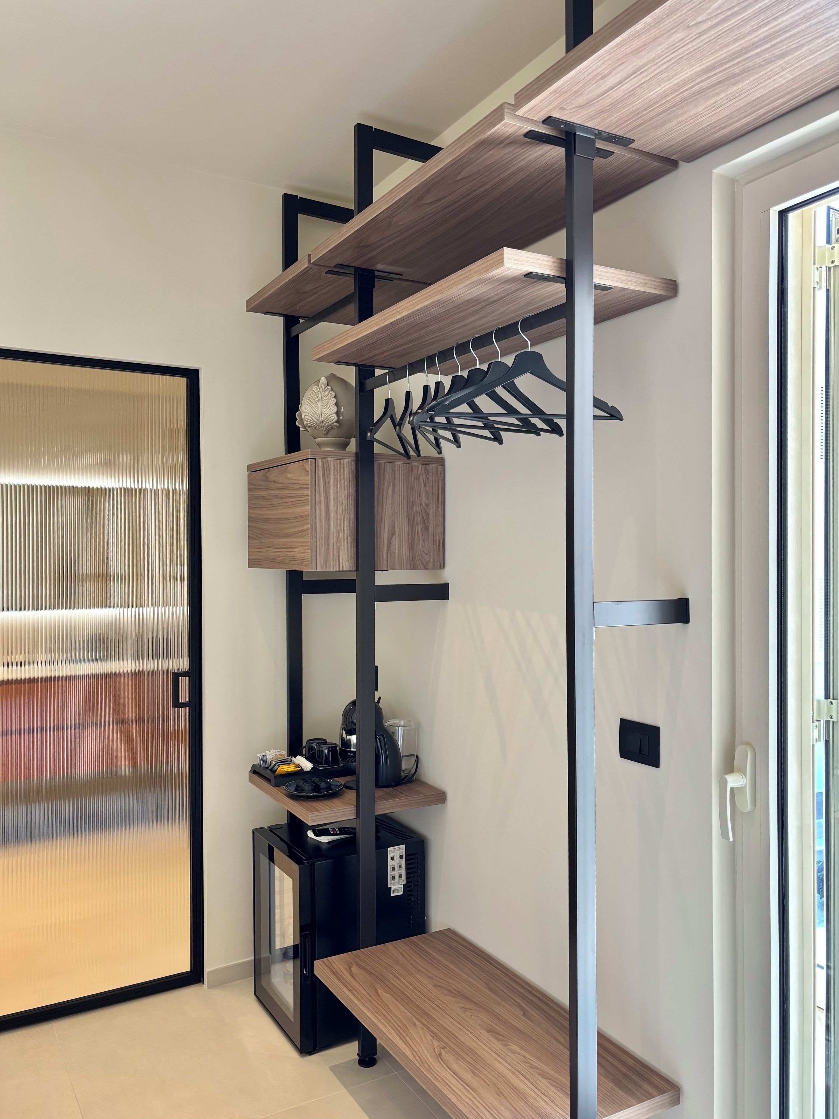 Caja de seguridad en la habitación y escritorio 