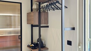 高級客房 | 房內夾萬、書桌、手提電腦工作空間、遮光窗簾/窗簾