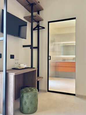 Deluxe Room | In-room safe, desk, laptop workspace, blackout drapes - SETTANNI Suites (Polignano a Mare)
