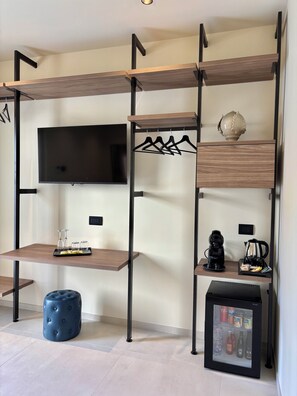 Habitación superior | Caja de seguridad en la habitación y escritorio 