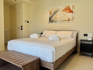Deluxe Room | In-room safe, desk, laptop workspace, blackout drapes - SETTANNI Suites (Polignano a Mare)