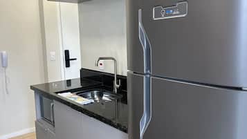 Basic Studio | Private kitchen | Fridge, microwave, stovetop, cookware/dishes/utensils