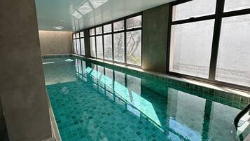 Una piscina cubierta