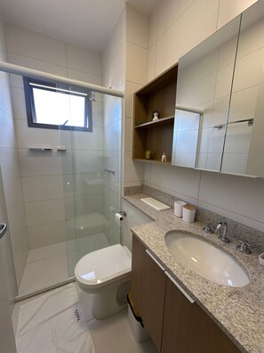 Comfort Studio | Bathroom | Shower, free toiletries, towels, soap - TrevizZo Aero Congonhas (São Paulo)