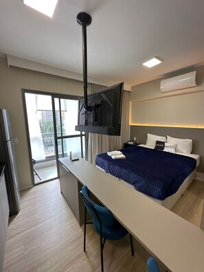 Estudi bàsic | Espai de treball apte per a portàtils i wifi gratuïta 