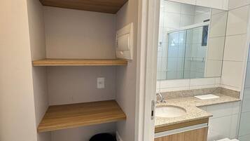 Estudio Confort | Baño | Ducha, artículos de higiene personal gratuitos, toallas y jabón