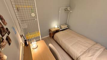 2 bedrooms, desk, WiFi, bed sheets