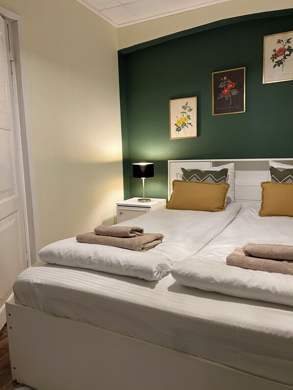 1 habitación, tabla de planchar con plancha, cuna de viaje y wifi 