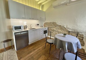 Réfrigérateur, four à micro-ondes, un four, surface de cuisson