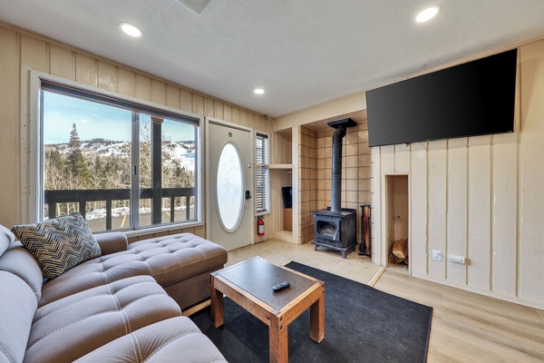 Smart TV, fireplace