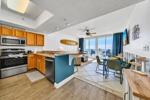 Réfrigérateur, micro-ondes, plaque de cuisson, lave-vaisselle