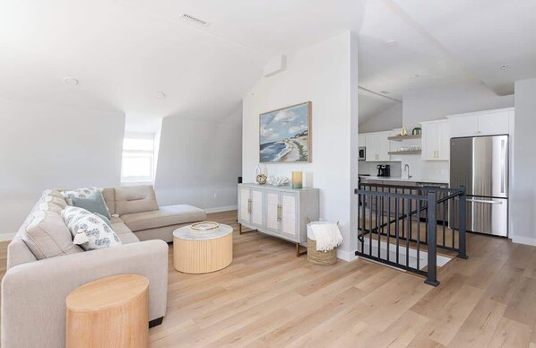 TV - Franklin Street Suite by STAY Newport (Newport)