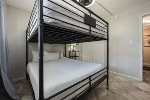 2 chambres, fer et planche à repasser, Wi-Fi gratuit, draps fournis