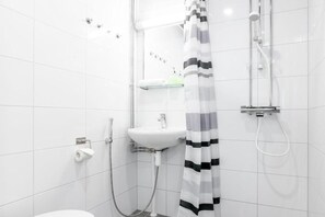 Douche, savon, shampoing, papier toilette