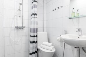 Shower, soap, shampoo, toilet paper - Oma Hotelli  (Ylojarvi)