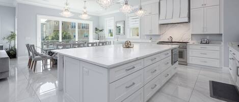 冷蔵庫、電子レンジ、オーブン、コンロ