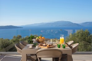 Outdoor dining - Efxenia Villas-Villa Luna (Lefkada)