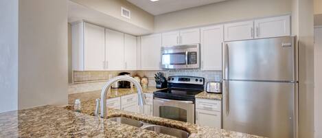 Réfrigérateur, micro-ondes, plaque de cuisson, lave-vaisselle