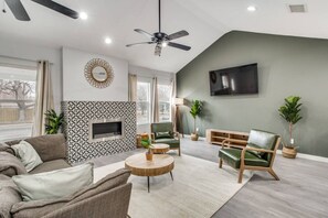 Televisie en een open haard