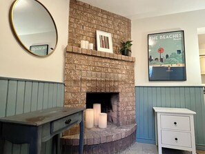 Interior - Cozy retreat steps from the beach, boardwalk, and trendy Queen St shops! (Toronto)