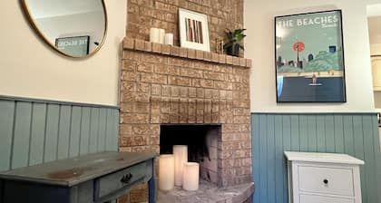 Cozy retreat steps from the beach, boardwalk, and trendy Queen St shops!