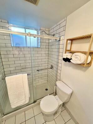 Shower, hair dryer, towels, soap - Cozy retreat steps from the beach, boardwalk, and trendy Queen St shops! (Toronto)