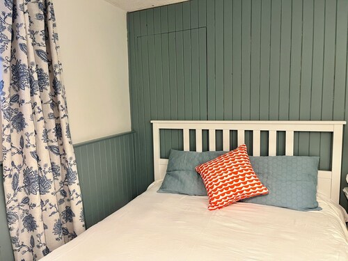 Cozy retreat steps from the beach, boardwalk, and trendy Queen St shops!