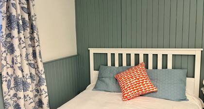 Cozy retreat steps from the beach, boardwalk, and trendy Queen St shops!