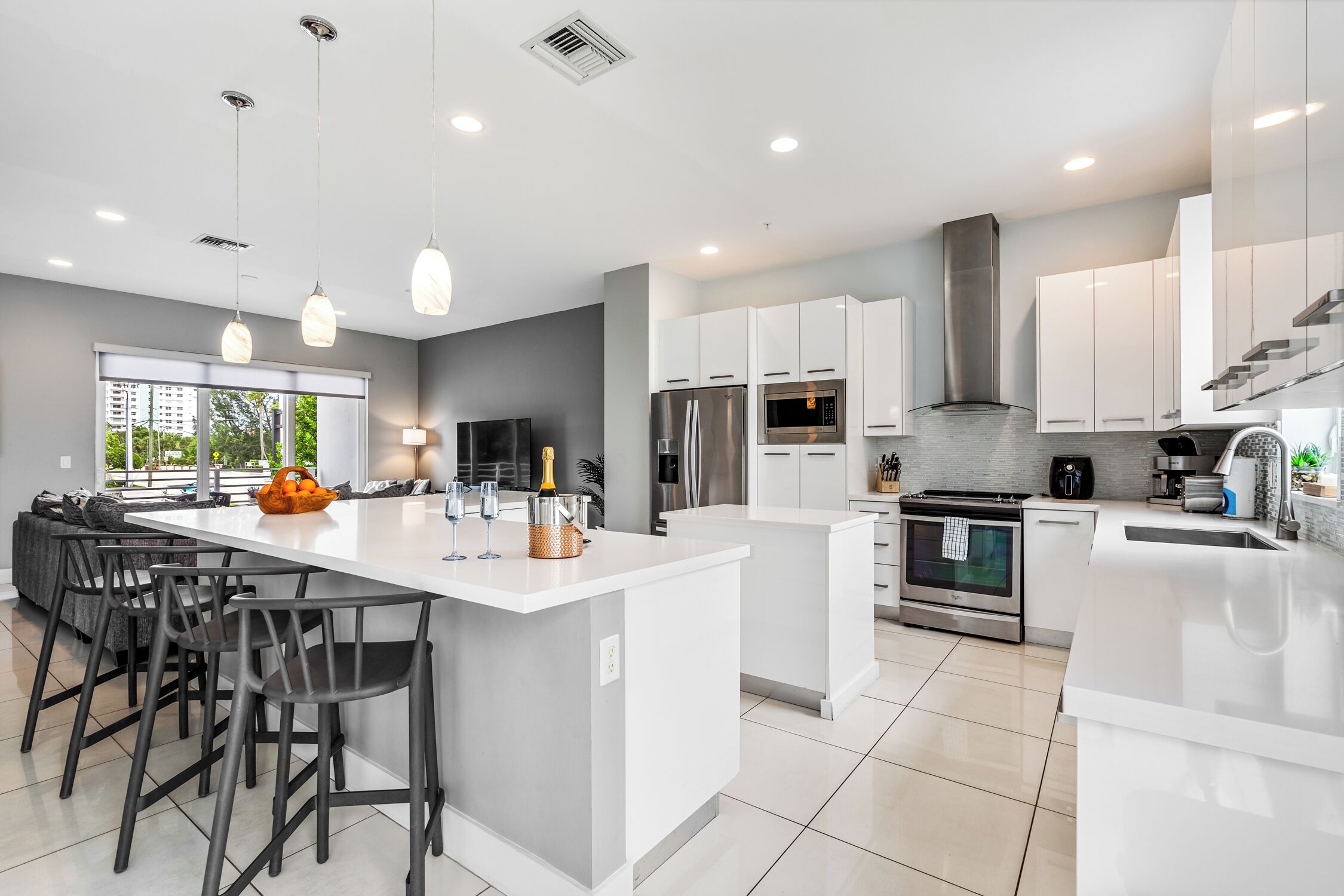 Kjøleskap, mikrobølgeovn, ovn og kokeplater