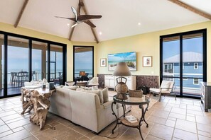 Fernseher, Tischfußball, Stereoanlage, Arbeitsbereiche