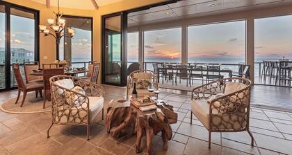 Gypsy Wind: Gulf-Front w/ Heated Pool, Hot Tub & Golf Carts
