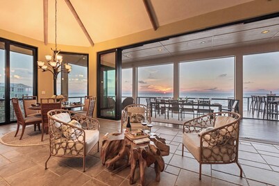 Gypsy Wind: Gulf-Front w/ Heated Pool, Hot Tub & Golf Carts