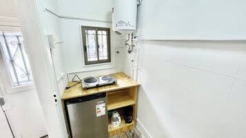 Basic Apartment | Mini-refrigerator