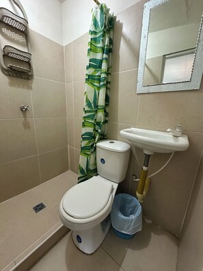 Deluxe Suite, Private Bathroom, Garden View | Bathroom | Shower, towels - El Patriarca Hotel (Sasaima)