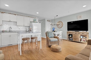 TV, books - Perfect Surf City Stay: Walk to Beach, Dining, & Fun (Surf City)