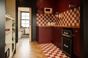 Frigorifero, microonde, lavastoviglie, macchina per tè/caffè