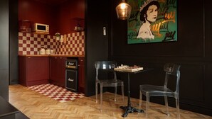 Restaurante com piso xadrez, um tabuleiro de xadrez e um jukebox.